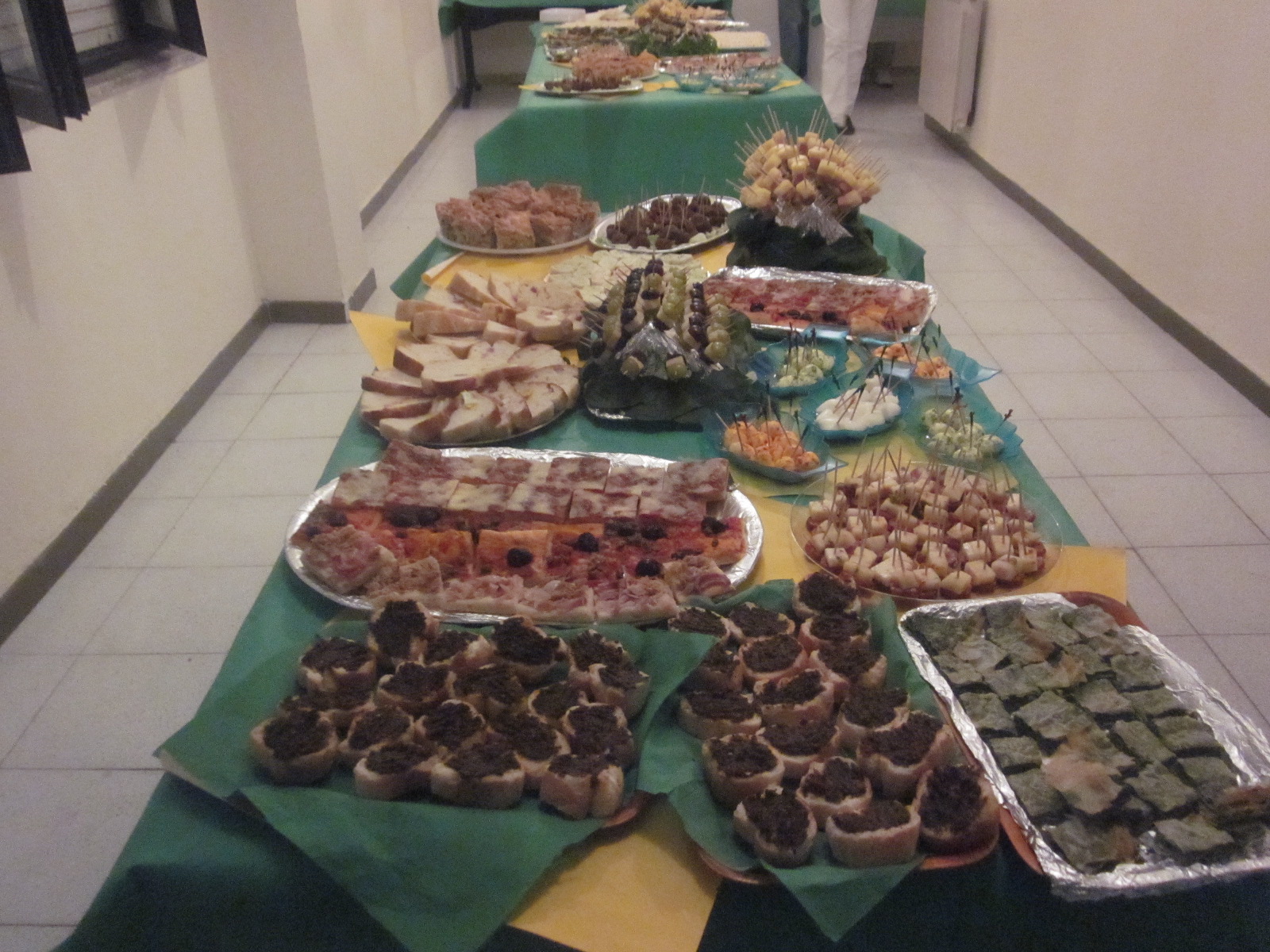 Posa Prima Pietra 15 sett 2012 - 30 - il bellissimo buffet preparato dai soci di Ponti Pialesi