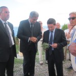 Posa prima Pietra 15 sett 2012 - 21d consegna delle piantine della legalità del sindaco La Valle al Procuratore capo Creazzo
